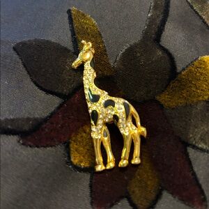 Vintage 80s/90s gold tone giraffe brooch with black enamel spots/crystal accents